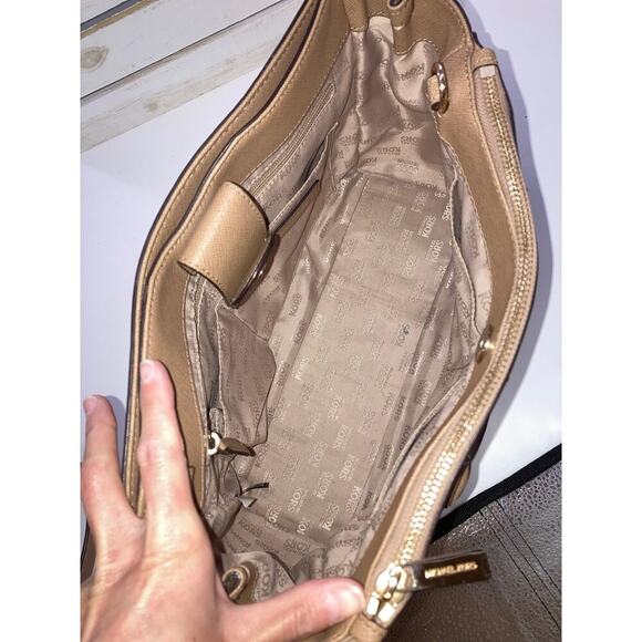 MICHAEL KORS LARGE SAFFIANO LEATHER WOMENS CROSSBODY BAG - Picture 9 of 16